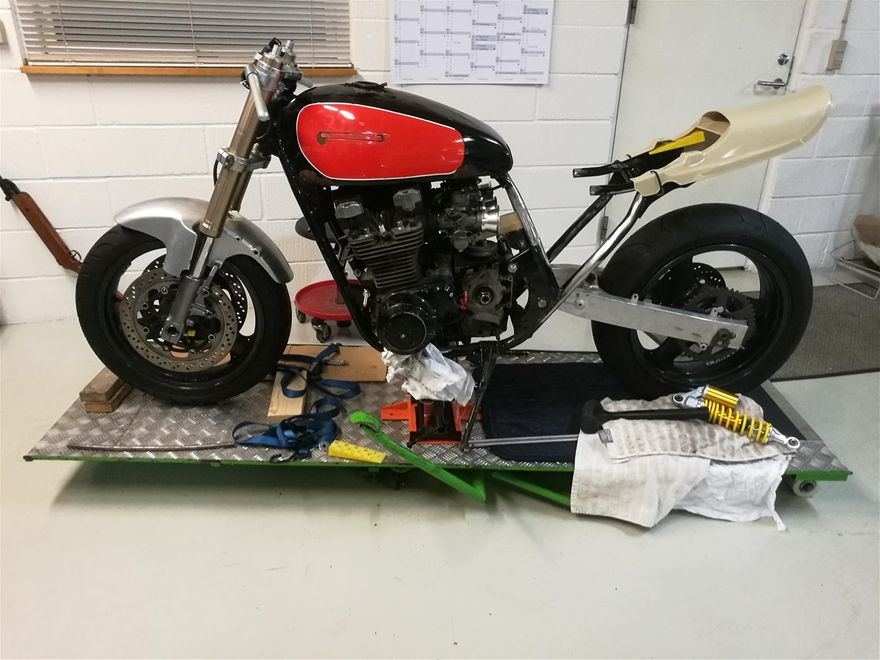 New project for next winter. Z1100B frame 1981, ZX9 Fork, GSXR750 swingarm, Tank rearend and sidecovers from Z900 1976, and engine GPZ1100UT bigbore (not pictured). And mikuni oldscool smoothbore with velocity stacks